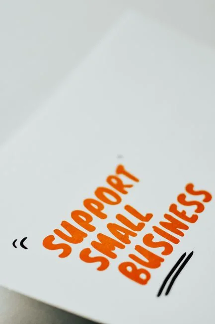 Vue rapprochée d’une page de carnet avec Content Strategy écrit dessus, idéale pour des visuels de planification d’entreprise.