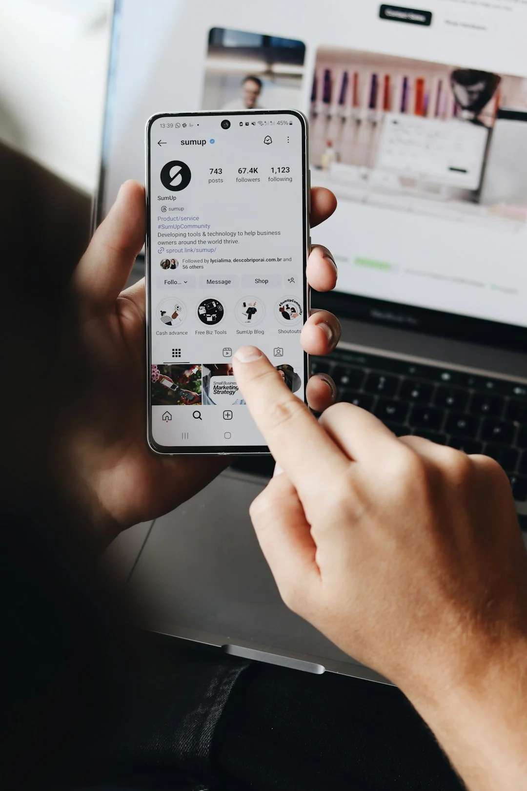 Vue rapprochée de divers documents marketing posés sur un bureau, idéale pour des échanges autour du business et de la stratégie.